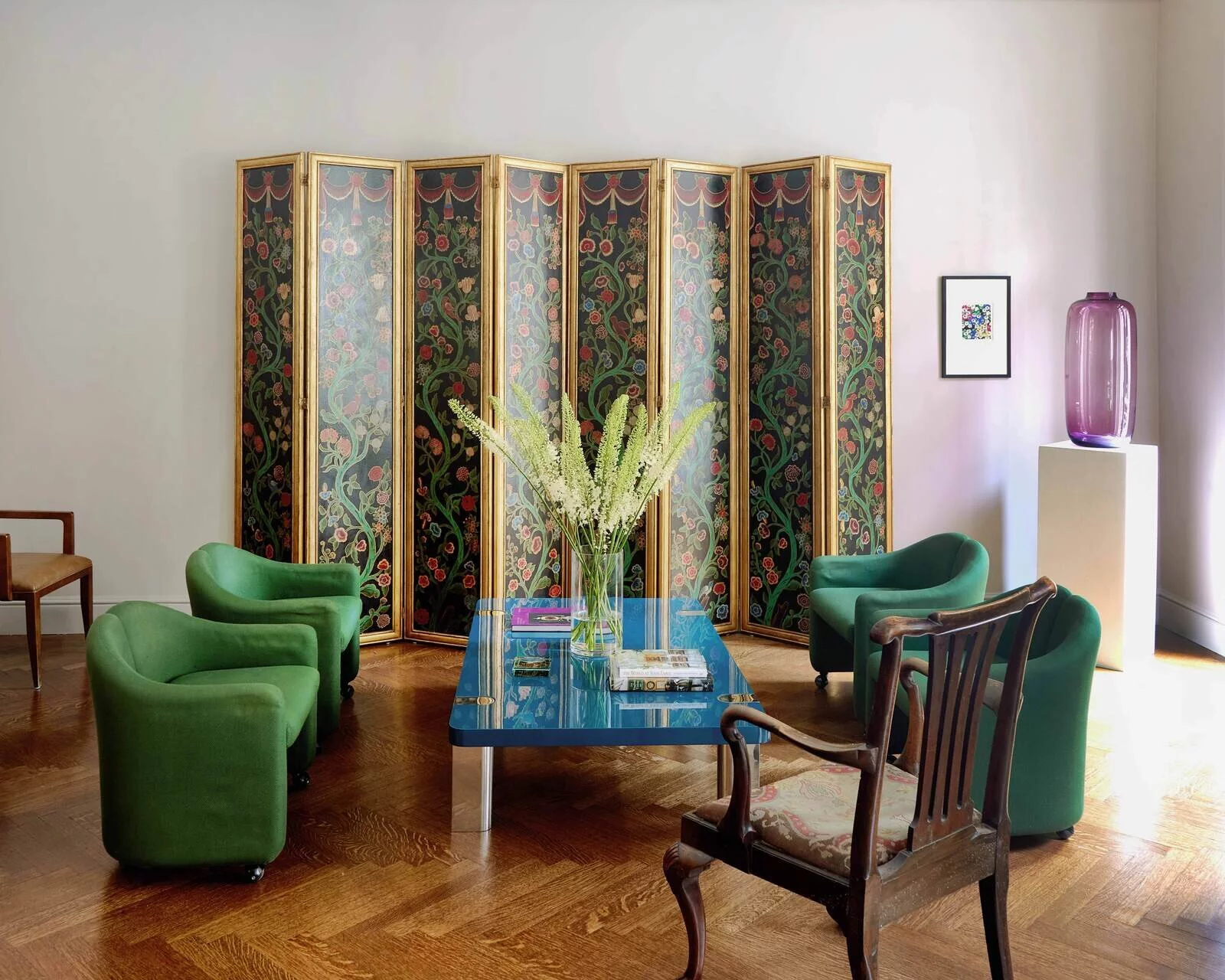 A room with green chairs and a tableAI-generated content may be incorrect.