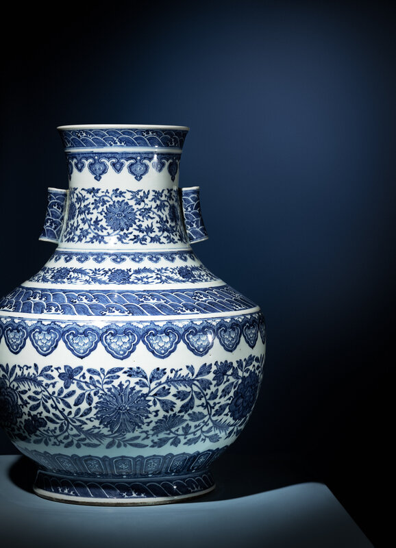 An Impressive Chinese Blue and White Porcelain Hu Vase, Qing Dynasty 清青花 纏枝花卉紋大貫耳壺Lot 14