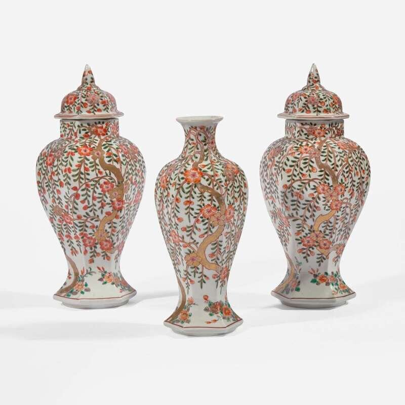 A garniture of three Japanese baluster jars and a vase 日本带盖