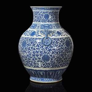 A large Chinese blue and white porcelain vase, late Qing