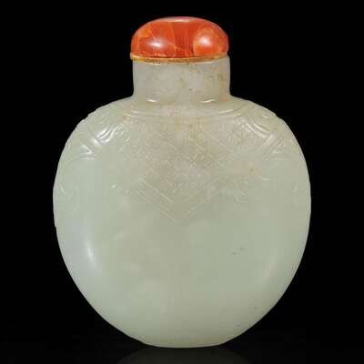 A Chinese greyish-white jade snuff bottle 青白玉鼻烟壶一件