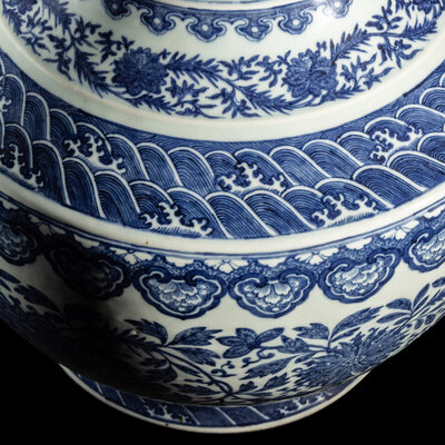 An Impressive Chinese Blue and White Porcelain Hu Vase, Qing Dynasty 清青花纏枝花卉 紋大貫耳壺Lot 14