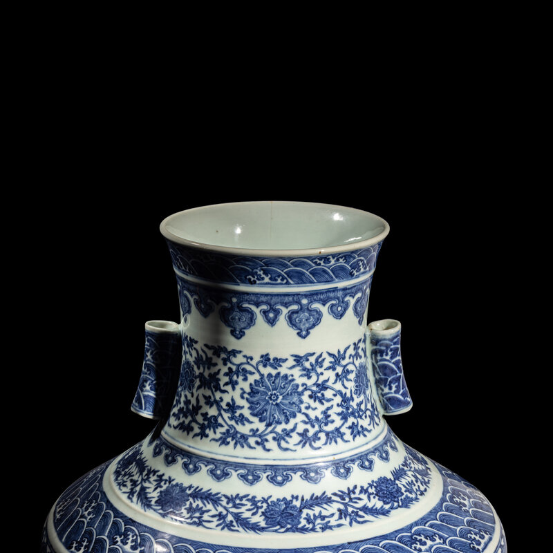 An Impressive Chinese Blue and White Porcelain Hu Vase, Qing Dynasty 清青花纏枝花卉紋大貫耳壺Lot  14