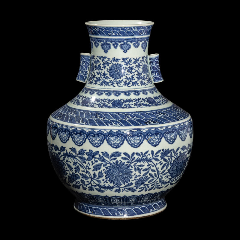 An Impressive Chinese Blue and White Porcelain Hu Vase, Qing Dynasty  清青花纏枝花卉紋大貫耳壺Lot 14