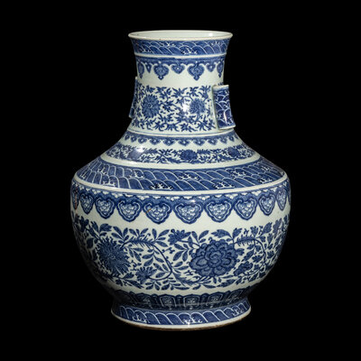 An Impressive Chinese Blue and White Porcelain Hu Vase, Qing Dynasty 清青花纏枝 花卉紋大貫耳壺Lot 14